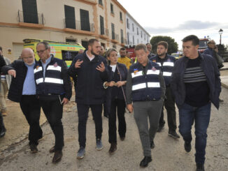 El presidente de la Junta de Castilla La Mancha Emiliano García Page en la localidad de Letur, este miércoles junto a lña delegada del Gobierno, Milagros Tolón, y el alcalde de Letur (Albacete), Sergio Marín, que ha confirmado que los seis desaparecidos tras la riada de ayer martes son vecinos de esta localidad y no descarta que pueda haber más personas "no localizadas" en el municipio, donde la desolación es total. EFE/ Manu