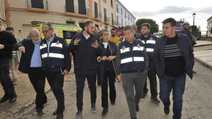 El presidente de la Junta de Castilla La Mancha Emiliano García Page en la localidad de Letur, este miércoles junto a lña delegada del Gobierno, Milagros Tolón, y el alcalde de Letur (Albacete), Sergio Marín, que ha confirmado que los seis desaparecidos tras la riada de ayer martes son vecinos de esta localidad y no descarta que pueda haber más personas "no localizadas" en el municipio, donde la desolación es total. EFE/ Manu
