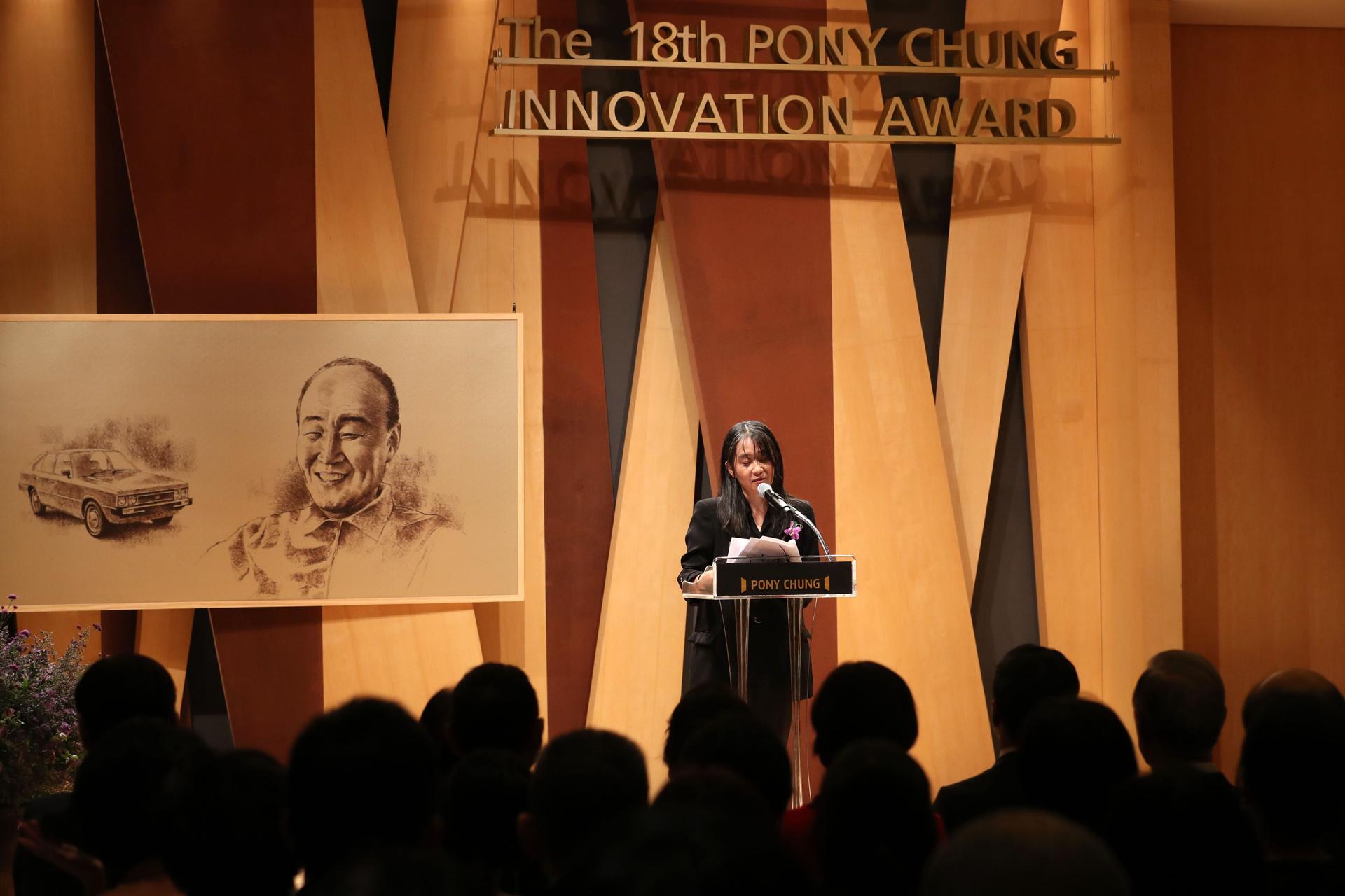 La escritora surcoreana Han Kang, ganadora del Premio Nobel de Literatura 2024, habla durante la ceremonia de entrega de premios de la Fundación Pony Chung, donde se le concedió el Premio a la Innovación, en Seúl, el 17 de octubre de 2024. EFE/EPA/KOREA POOL KOREA OUT
