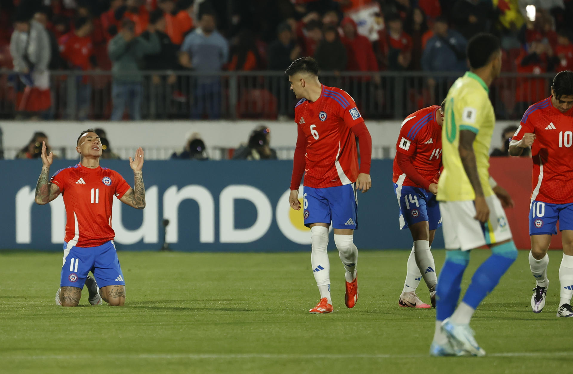 Eduardo Vargas (i) de Chile celebra su gol en un partido de las eliminatorias sudamericanas para el Mundial de 2026. EFE/ Elvis González
