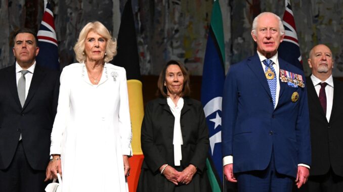 El rey Carlos III de Gran Bretaña (2-D) y la reina Camila (2-I) asisten a una recepción parlamentaria ofrecida por el primer ministro australiano, Anthony Albanese, y su pareja, Jodie Jaydon, en la Casa del Parlamento en Canberra, Australia, el 21 de octubre de 2024. EFE/EPA/LUKAS COCH AUSTRALIA AND NEW ZEALAND OUT
