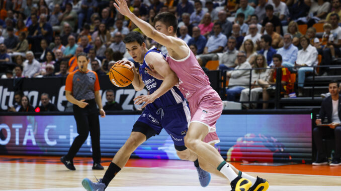 El ala-pívot del Valencia Basket Jaime Pradilla (i) avanza con el balón junto al croata Michael Ruzic, del Joventut, durante el encuentro de Liga ACB en La Fuente de San Luis. EFE/Ana Escobar
