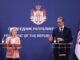 La presidenta de la Comisión Europea, Ursula von der Leyen (izq.), y el presidente serbio, Aleksandar Vucic (der.), celebran una conferencia de prensa tras su reunión, en Belgrado (Serbia), el 25 de octubre de 2024. Ursula von der Leyen se encuentra en una visita oficial a Serbia como parte de su viaje a los Balcanes Occidentales para discutir el progreso de los países de los Balcanes Occidentales en el camino hacia la UE. (Belgrado) EFE/EPA/ANDREJ CUKIC