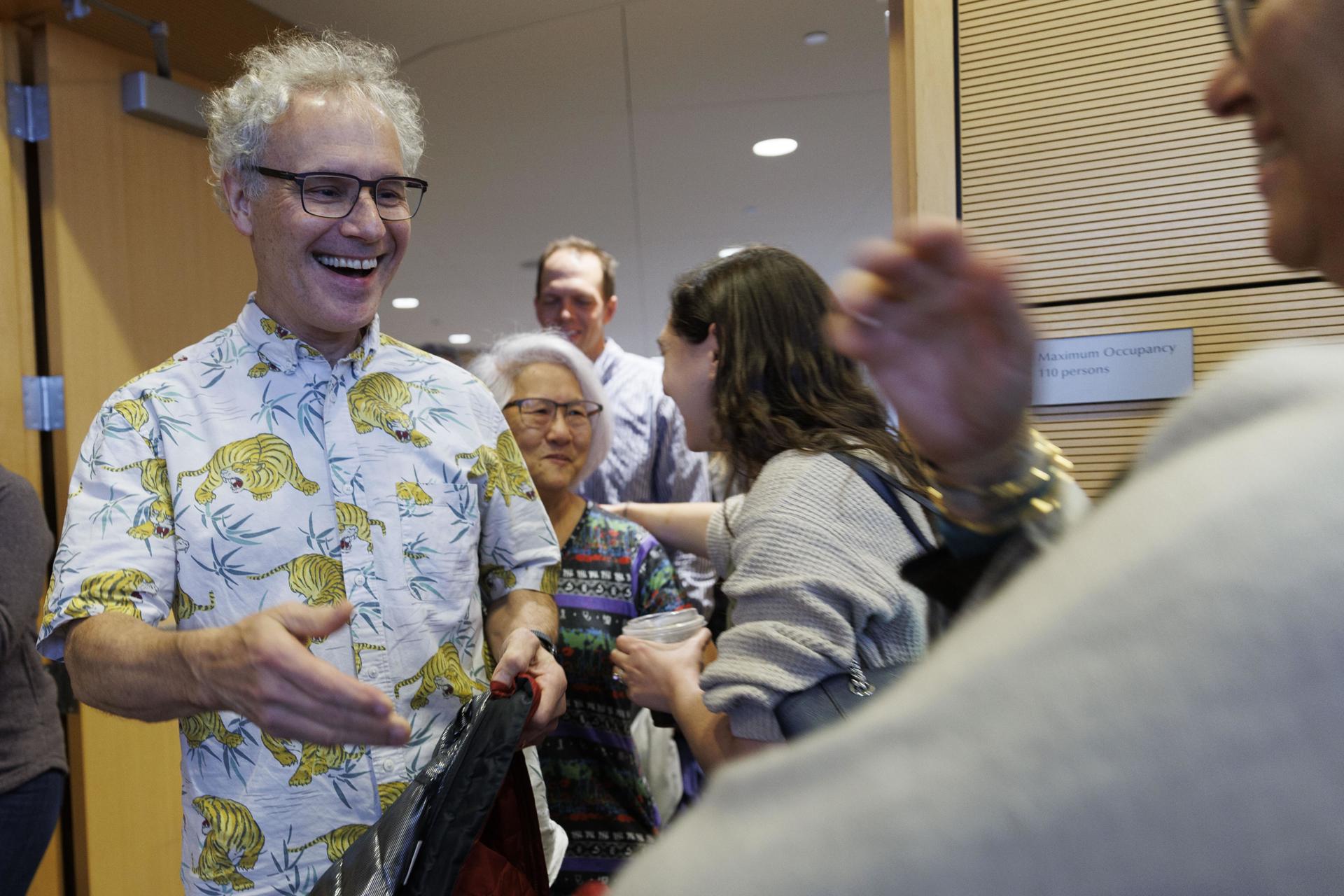 Victor Robert Ambros (izq.), co-ganador del Premio Nobel otorgado en Fisiología o Medicina por su trabajo en el descubrimiento de MicroRNA, durante una conferencia de prensa en la Escuela de Medicina Chan de UMass en Worcester, Massachusetts, EE.UU., este 7 de octubre de 2024. EFE/EPA/CJ Gunther
