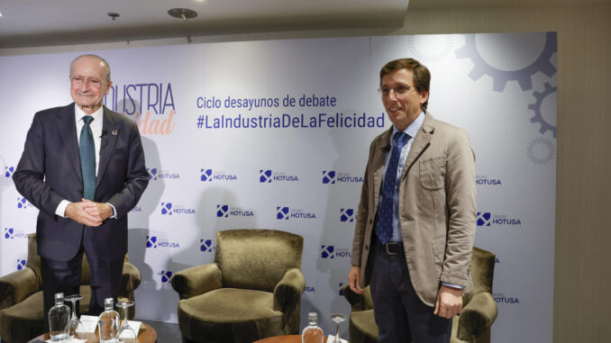 MADRID, 18/10/2024.- El alcalde de Madrid, José Luis Martínez Almeida (d), y el alcalde de Málaga, Francisco de la Torre (i), participan en los desayunos de la 'industria de la felicidad' organizados por Hotusa, este viernes en Madrid.
