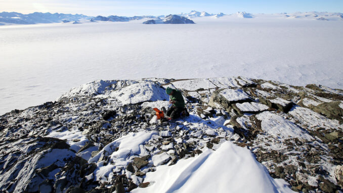 Imagen de archivo que muestra a un científico extrayendo muestras en el monte Rossman Cove, cerca del campamento Glaciar Union, Antártida. EFE/Felipe Trueba
