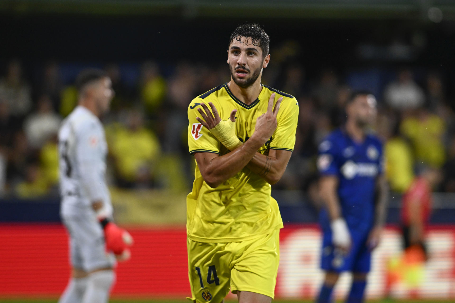 El centrocampista del Villarreal Santi Comesaña celebra tras marcar ante el Getafe, durante el partido de la décima jornada de LaLiga EA Sports que Villarreal CF y Getafe CF disputan este domingo en el estadio de la Cerámica. EFE/Andreu Esteban
