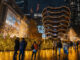 Fotografía de archivo del 18 de diciembre de 2023 de personas que caminan en la plaza de la estructura del Vessel, punto de atracción construido como parte del Plan de Desarrollo de Hudson Yards, en Manhattan, Nueva York (EE.UU.).EFE/ Angel Colmenares