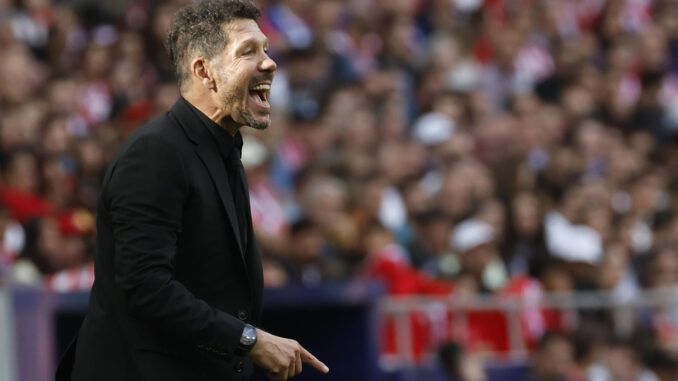 El entrenador del Atlético de Madrid, 'Cholo' Simeone, durante el encuentro correspondiente a la décima jornada de LaLiga EA Sports entre el Atlético de Madrid y el CD Leganés disputado este domingo en el estadio Metropolitano de Madrid. EFE/ Chema Moya
