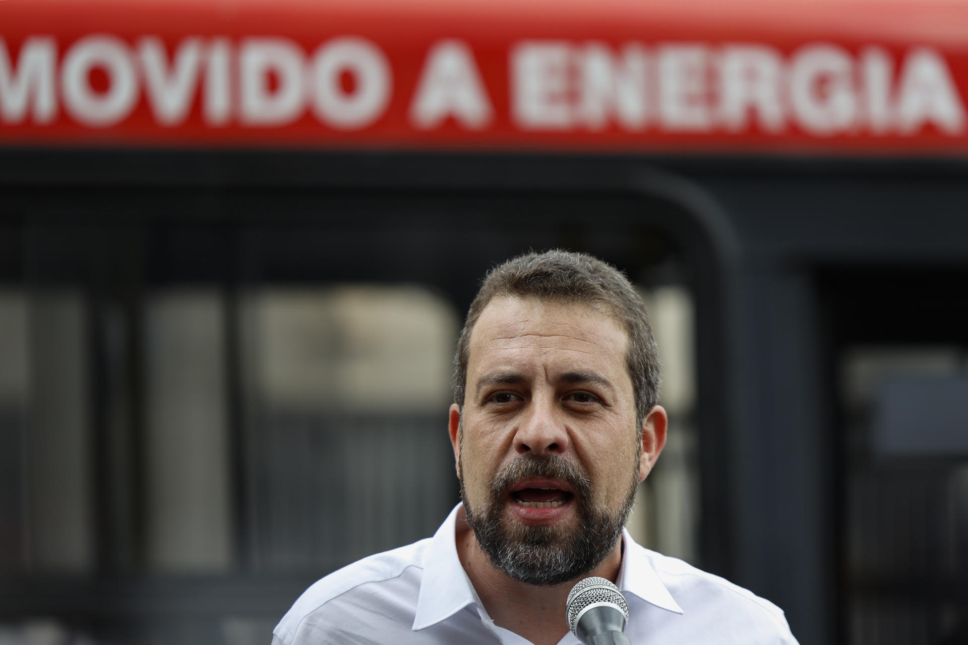 El candidato a la Alcaldía de São Paulo, el diputado Guilherme Boulos, participa en un acto de campaña, el 21 de octubre de 2024, en São Paulo (Brasil). EFE/ Sebastiao Moreira
