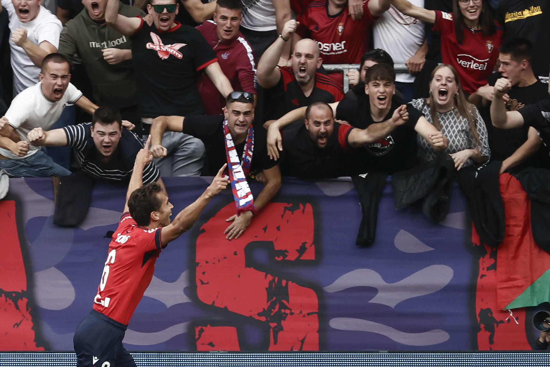 El centrocampista del Osasuna Lucas Torró celebra tras anotar el gol del empate ante el Betis durante el encuentro correspondiente a la décima jornada de LaLiga entre el Osasuna y el Betis en El Sadar, Pamplona, Navarra, este sábado. EFE/ Jesús Diges
