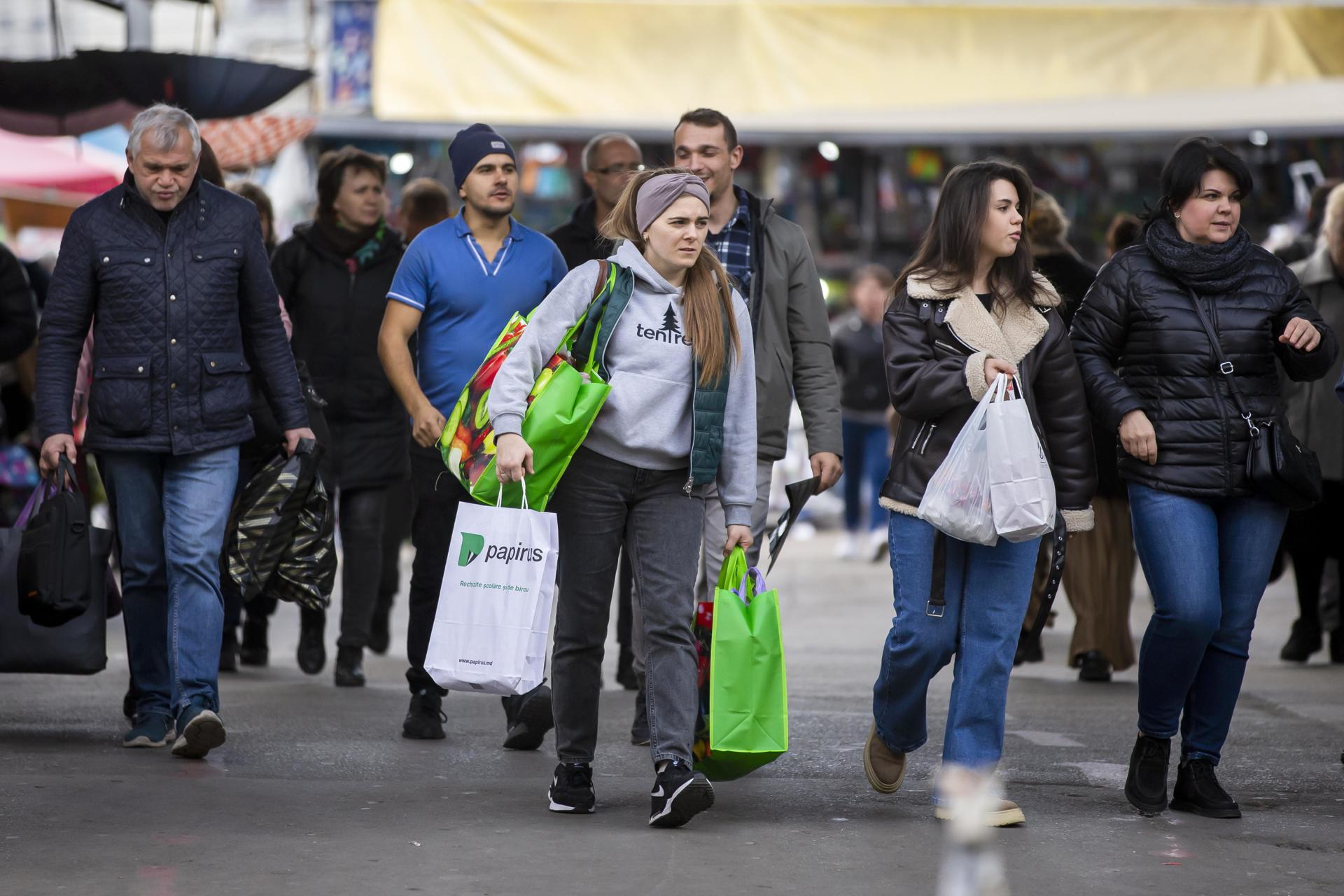 La gente sale del Mercado Central en el centro de Chisinau, Moldavia, este 19 de octubre de 2024. EFE/EPA/Dumitru Doru
