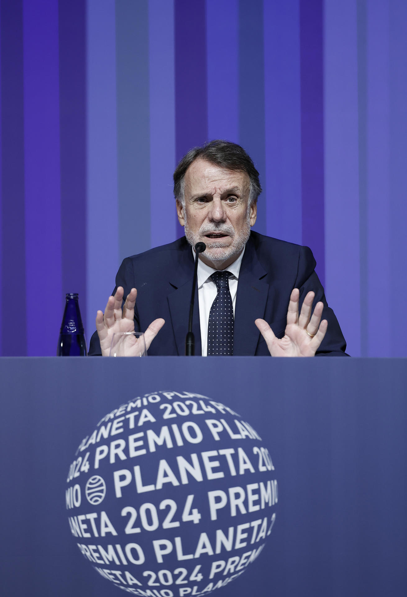 El presidente del Grupo Planeta, José Creuheras, durante la rueda de prensa de presentación del LXXIII Premio Planeta que se entregará mañana en una gala en Barcelona. EFE/Andreu Dalmau
