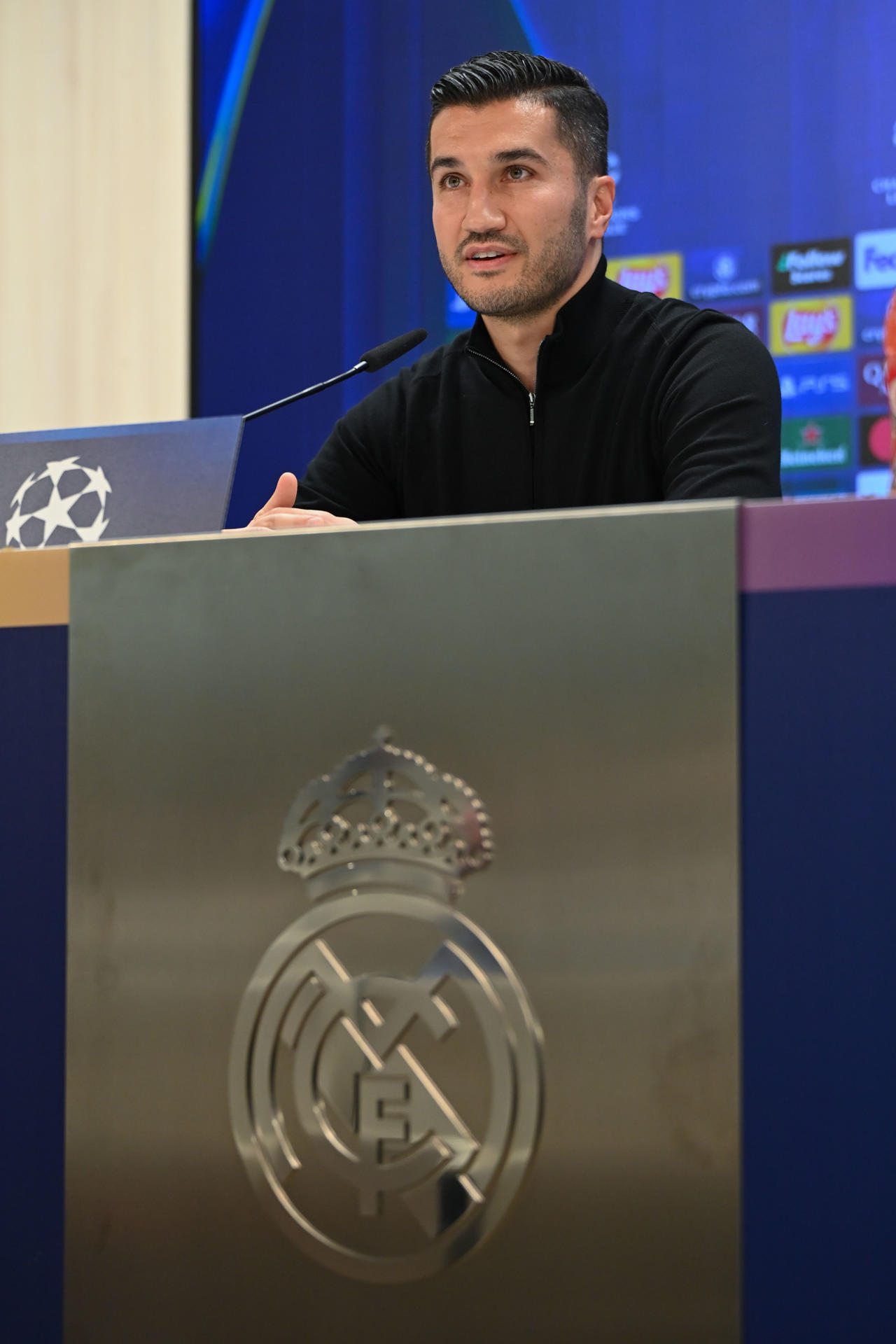 El entrenador del Borussia Dortmund Nuri Şahin, en la rueda de prensa ofrecida este lunes, en la víspera del partido de Liga de Campeones ante el Real Madrid. EFE/ Fernando Villar
