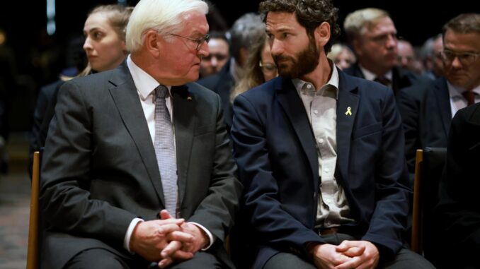 El presidente alemán, Frank-Walter Steinmeier (I), y un superviviente del ataque de Hamás del 7 de octubre de 2023, Alon Gat (D), durante un acto interreligioso este lunes en Berlin. EFE/EPA/CLEMENS BILAN
