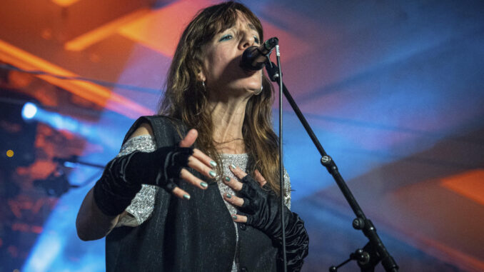 Miren Iza, cantante del grupo Tulsa, durante su concierto de este jueves en el escenario Vermú Torero de Bodegas Franco-Españolas de Logroño, en el marco del Festival Actual 2024. EFE/ Raquel Manzanares
