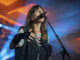 Miren Iza, cantante del grupo Tulsa, durante su concierto de este jueves en el escenario Vermú Torero de Bodegas Franco-Españolas de Logroño, en el marco del Festival Actual 2024. EFE/ Raquel Manzanares