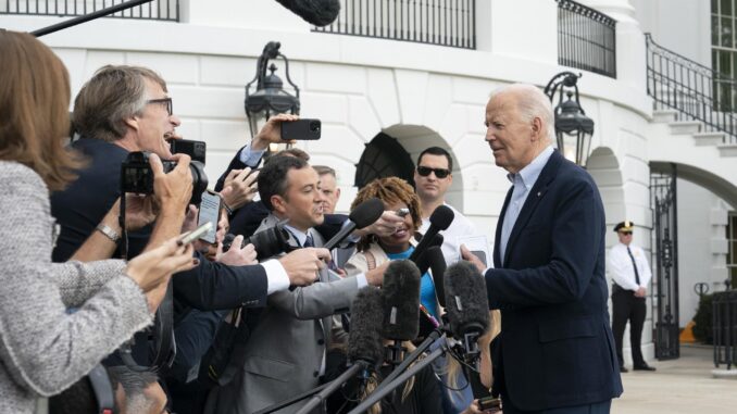 El presidente de Estados Unidos, Joe Biden, sale de la Casa Blanca en Washington, DC, EE. UU., el 3 de octubre de 2024. El presidente Biden está visitando áreas de Florida y Georgia que se han visto afectadas por el huracán Helene. EFE/EPA/Chris Kleponis / POOL
