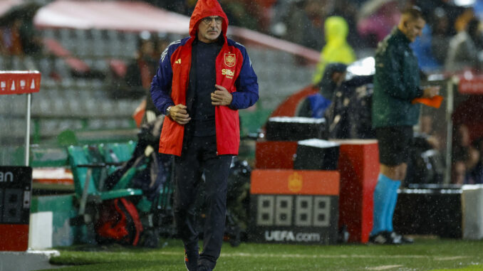 - El seleccionador nacional de España Luis de la Fuente durante el partido correspondiente a la fase de grupos de la Liga de Naciones que las selecciones de España y Serbia disputaron en el estadio Nuevo Arcángel, en Córdoba. EFE/Julio Muñoz
