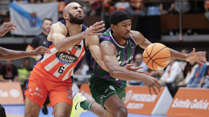 El escolta estadounidense del Unicaja de Málaga, Kameron Taylor (d), disputa un balón con el escolta inglés del Básquet Coruña, Phil Scrubb (i), durante el encuentro correspondiente a la cuarta jornada de la Liga Endesa que enfrentó a ambos equipos en el Coliseum de A Coruña. EFE/Cabalar
