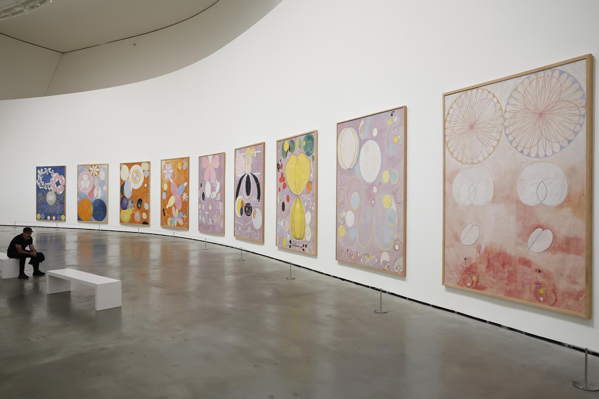 El Museo Guggenheim Bilbao ha presentado este jueves una exposición que recorre toda la carrera de la pionera de la pintura abstracta Hilma af Klint (Estocolmo, 1862–1944), desde sus primeros trabajos de temática tradicional, sus dibujos automáticos y sus series más destacadas, como Pinturas para el templo, Perceval o la dedicada al átomo. EFE/ Miguel Toña
