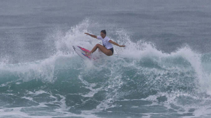 La puertorriqueña Havanna Cabrero compite durante la final de la edición 38 del Corona Pro Surf Circuit en la playa Middles, en Isabela (Puerto Rico). EFE/ Thais Llorca
