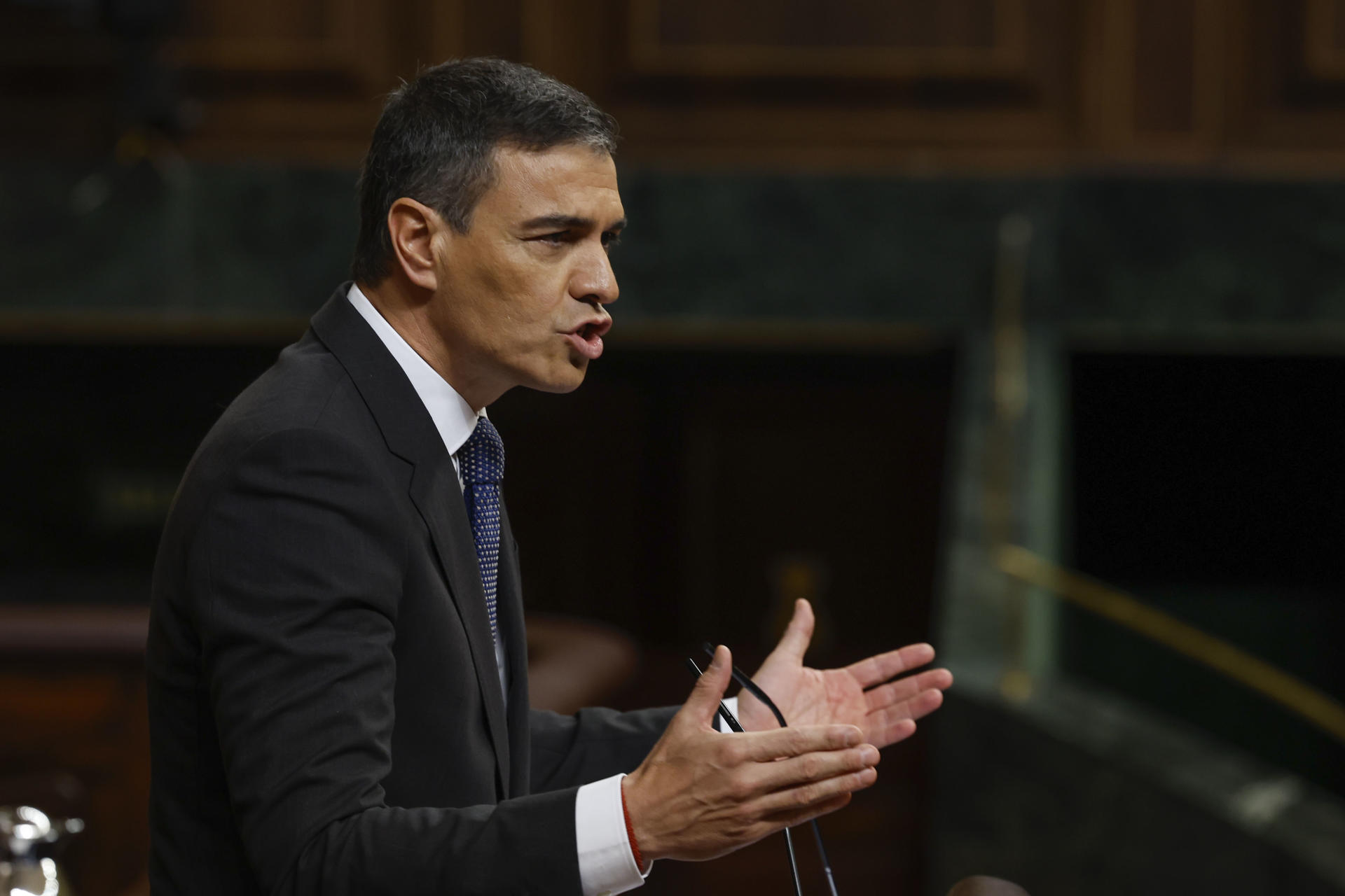 El jefe del Ejecutivo, Pedro Sánchez, da cuenta este miércoles en el Congreso de las medidas adoptadas para hacer frente a la presión migratoria mientras el Gobierno y el PP siguen sin ponerse de acuerdo para la gestión de los menores migrantes no acompañados. EFE/ J.J.Guillen
