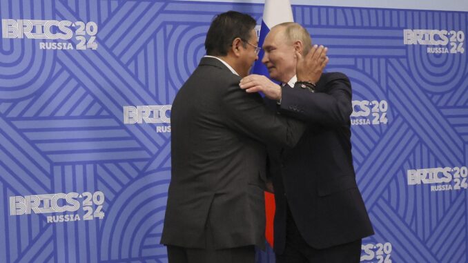 El presidente ruso, Vladimir Putin (derecha), recibe al presidente de Bolivia, Luis Alberto Arce Catacora, antes de su reunión al margen de la cumbre BRICS en Kazán, Rusia, el 24 de octubre de 2024. La cumbre BRICS tendrá lugar del 22 al 24 de octubre. (Rusia) EFE/EPA/MÁXIMO SHIPENKOV
