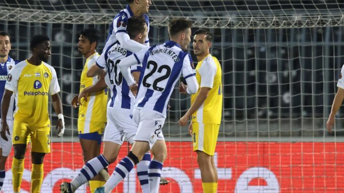 Jon Pacheco de la Real Sociedad marca el 1-0 durante el partido de la Liga Europa contra el Maccabi Tel Aviv en Belgrado. EFE/EPA/ANDREJ CUKIC
