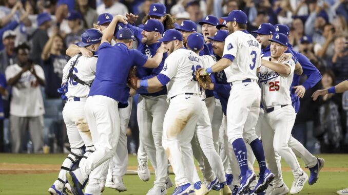 Los Dodgers de Los Ángeles celebran ganar el sexto juego de la Serie de Campeonato de la Liga Nacional de Béisbol de las Grandes Ligas (MLB). EFE/EPA/CAROLINE BREHMAN
