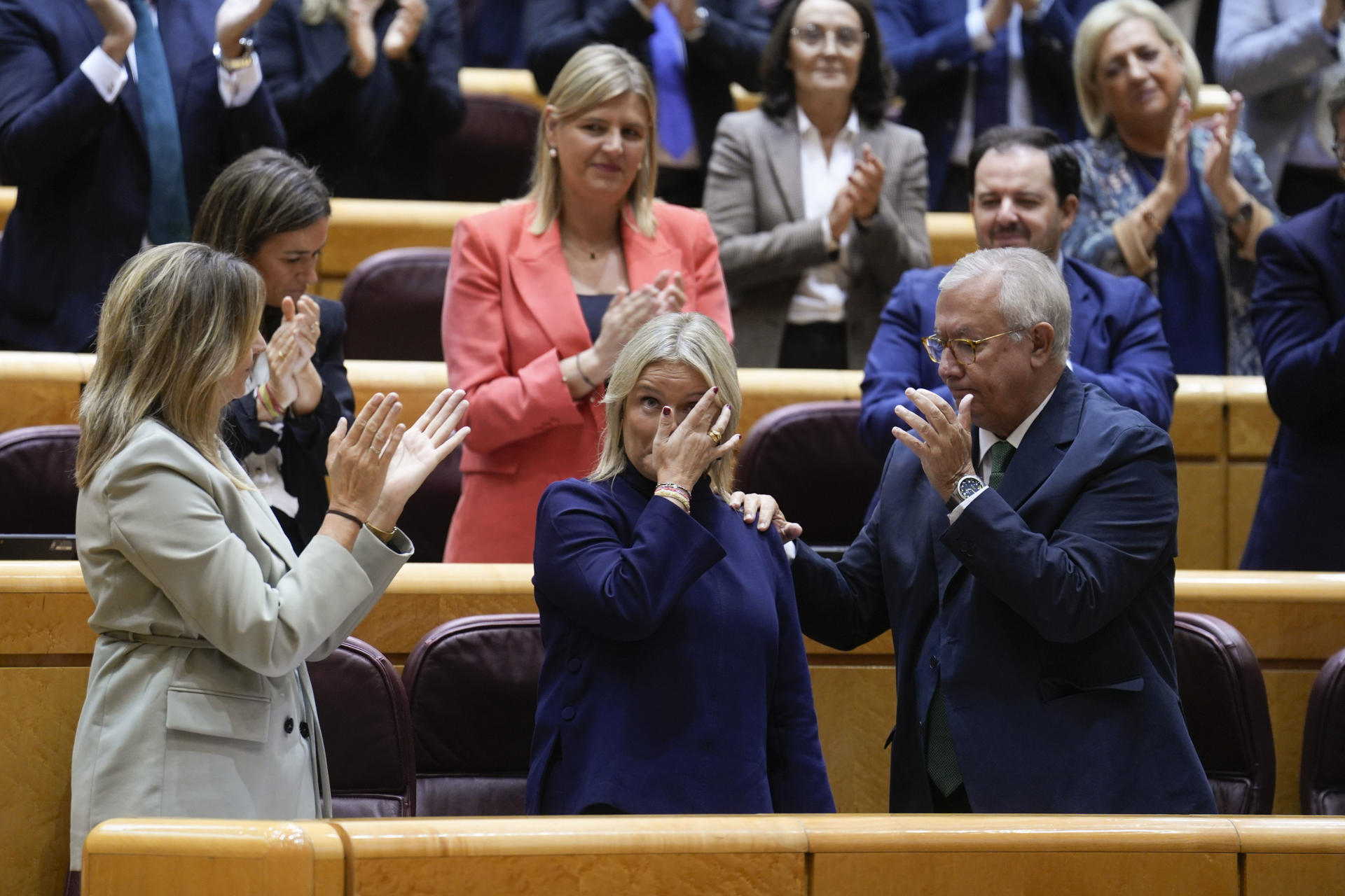 La portavoz del PP en el Senado, Alicia García Rodríguez (i), junto a Mari Mar Blanco y Javier Arenas (d) al inicio del debate de la Ley sobre intercambio de información de antecedentes penales, este lunes en el Senado. EFE/Borja Sánchez-Trillo
