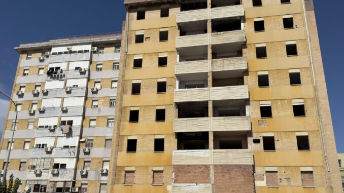 Vista de algunos de los edificios de la barriada de Las Tres Mil Viviendas de Sevilla. El Juzgado de Instrucción 15 de Sevilla, en funciones de guardia, ha ordenado este sábado la puesta en libertad provisional de un hombre detenido este viernes en la segunda fase de la operación contra el narcotráfico que se ha desarrollado en las Tres Mil Viviendas de Sevilla. EFE /Jose Manuel Vidal
