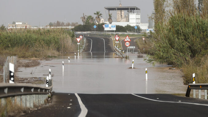 Vista general de la salida de la A-38 en Sollana cortada por el agua a causa de las lluvias torrenciales de las últimas horas. EFE/Manuel Bruque
