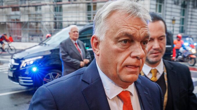 El primer ministro húngaro, el ultranacionalista Viktor Orbán, llega a una reunión de "Patriotas por Europa" en Bruselas, el 17 de octubre de 2024. EFE/EPA/OLIVIER MATTHYS
