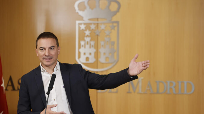 El portavoz del grupo parlamentario socialista en la Asamblea de Madrid, Juan Lobato, durante una rueda de prensa. EFE/ Sergio Perez