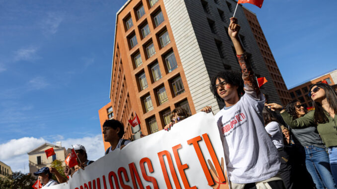 Vista de la tercera Marcha Positiva para reivindicar la necesidad de acabar con el estigma asociado al VIH celebrada este sábado en Madrid. EFE/ Daniel Gonzalez
