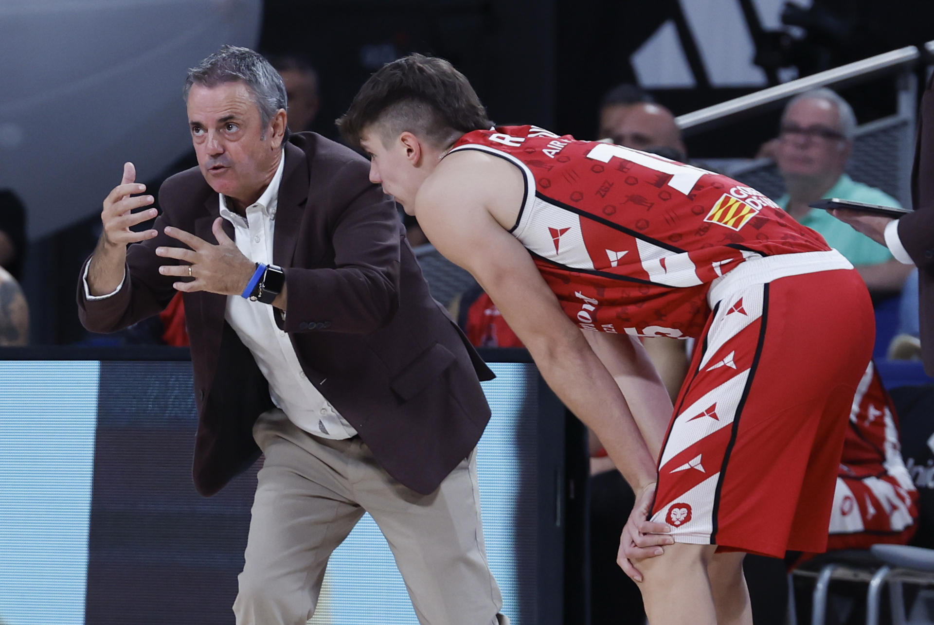 El entrenador del Casademont Zaragoza, Porfi Fisac, durante el partido de Liga Endesa de baloncesto disputado en el Wizink Center. EFE/ Javier Lizón
