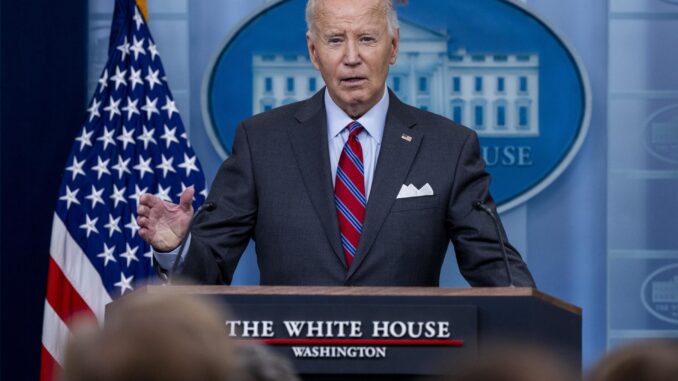 El presidente de Estados Unidos, Joe Biden, responde a una pregunta de los medios de comunicación durante la conferencia de prensa diaria de este 4 de octubre de 2024, en la sala de prensa de la Casa Blanca en Washington, DC, EE. UU. EFE/EPA/Shawn Thew
