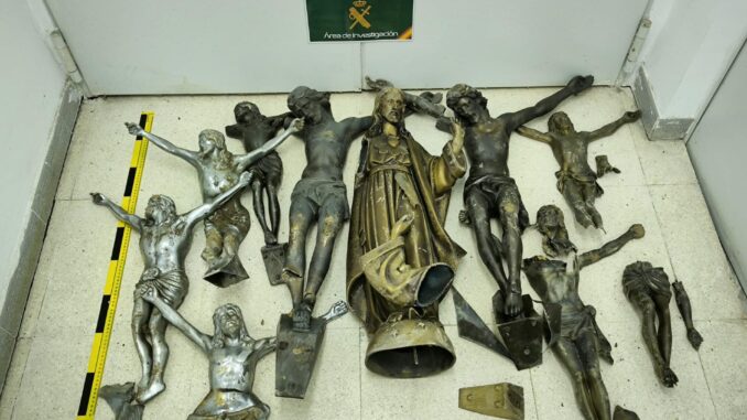 Imagen de las cruces y otros objetos recuperados tras ser robados del cementerio municipal de Paracuellos del Jarama (Madrid). Imagen facilitada por la Guardia Civil.
