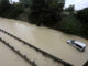 Un coche atrapado en una carretera en la localidad gaditana de Jerez de la Frontera que se encuentra en Alerta Roja por previsión de lluvias de hasta 120 litros en 12 horas y el Ayuntamiento ha rogado a toda la ciudadanía "extremar la precaución y la prudencia", según ha informado el Servicio Local de Protección Civil. EFE/Román Ríos