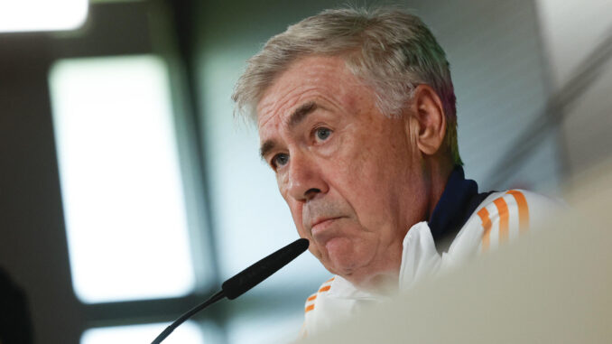 MADRID (ESPAÑA), 18/10/2024.- El entrenador italiano del Real Madrid, Carlo Ancelotti durante la rueda de prensa tras el entrenamiento del equipo en la Ciudad Deportiva de Valdebebas en Madrid este viernes para preparar su enfrentamiento liguero ante el Celta de mañana. EFE/Juan Carlos Hidalgo
