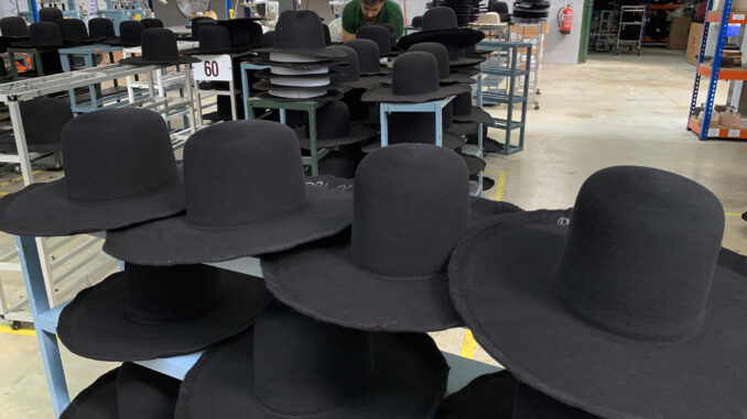 Sombreros fabricados en Salteras (Sevilla). EFE/Fermín Cabanillas
