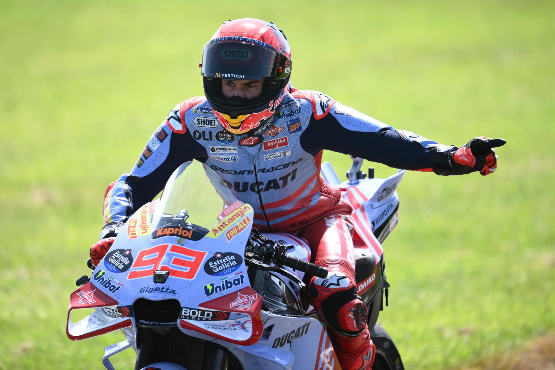 El piloto español Marc Márquez, de Gresini Racing, celebra la victoria del Gran Premio de Australia de MotoGP en el circuito de Phillip Island. EFE/EPA/JOEL CARRETT AUSTRALIA AND NEW ZEALAND OUT
