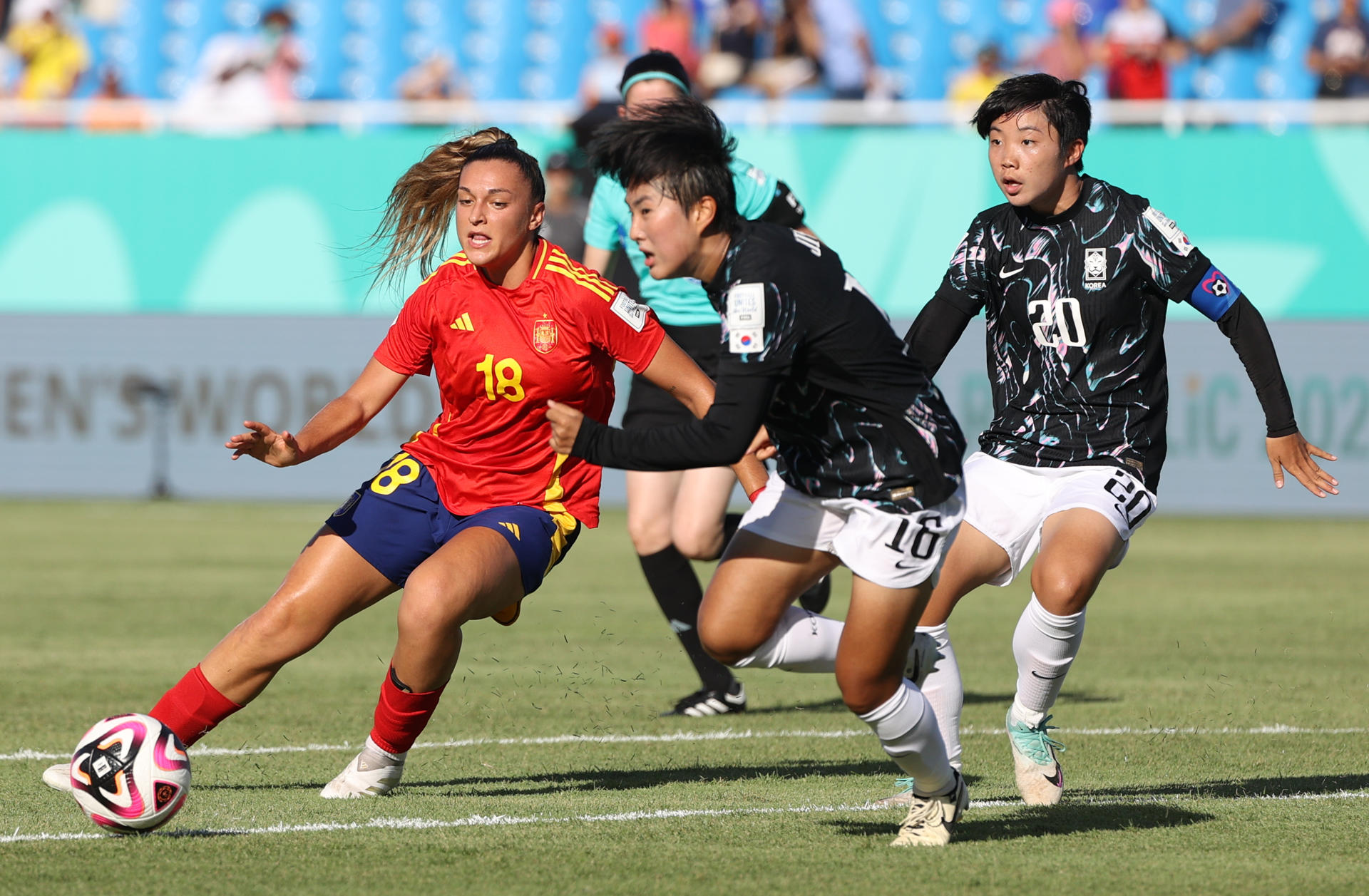 Iris Ashley Santiago (i) de España disputa el balón con Ji-Yu Park de Corea del Sur este sábado, en un partido del grupo B de la Copa Mundial Femenina sub-17. EFE/ Orlando Barría
