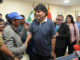 El expresidente Evo Morales (2006-2019) saluda a un hombre en una rueda de prensa este viernes, en Cochabamba (Bolivia). Morales denunció, en su primera conferencia de prensa tras conocerse que tiene una denuncia por presunta violación, que existen cuatro procesos judiciales en su contra, uno de estos por trata, tráfico y estupro, además afirmó que el Gobierno de Luis Arce quiere "extraditarlo" a Estados Unidos. EFE/Jorge Abrego