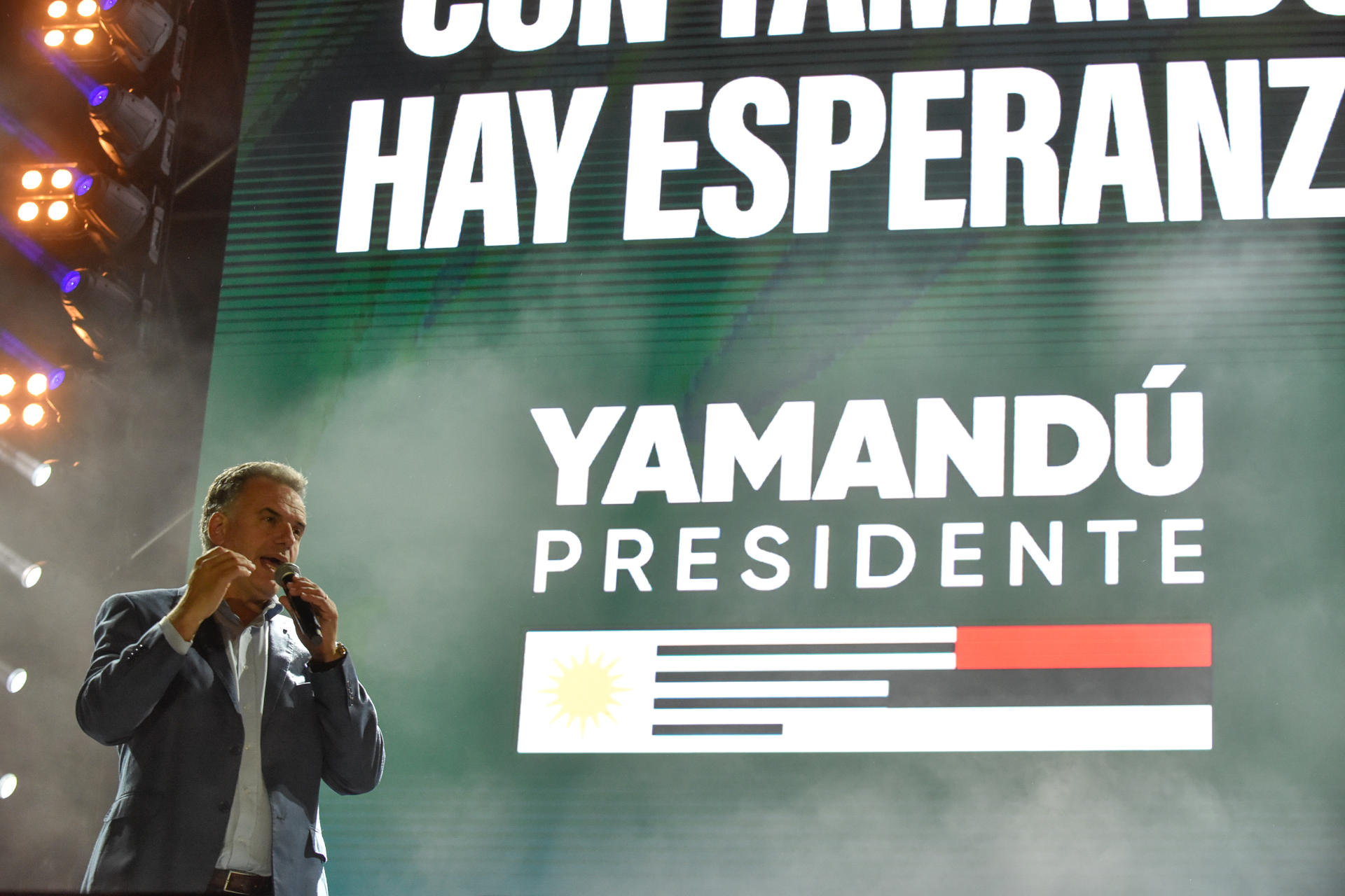 Yamandú Orsi, candidato a la presidencia por el Frente Amplio, participa de un acto realizado en el Parque Batlle este 22 de octubre de 2024, en Montevideo (Uruguay). EFE/ Federico Gutiérrez
