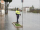 Una persona intenta cruzar una calle inundada en la barriada Bazán en San Fernando (Cádiz), cuyo Ayuntamiento ha desplegado un operativo especial por intensas inundaciones tras caer este jueves una tromba de agua que ha superado los 82 litros por metro cuadrado, según la estación meteorológica del Real Instituto y Observatorio de la Armada.EFE/Román Ríos.