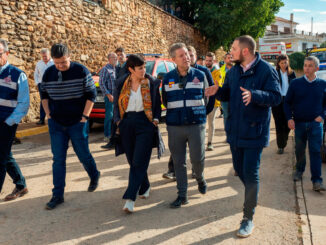 La ministra de Vivienda y Agenda Urbana, Isabel Rodríguez (c-izda), acompañada del presidente de Castilla-La Mancha, Emiliano García Page (c-dcha), ha visitado la zona afectada por la inundaciones en Letur (Albacete). EFE/Jesús Monroy