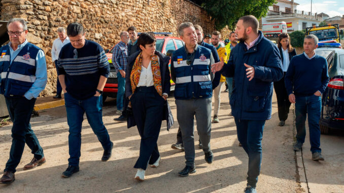 La ministra de Vivienda y Agenda Urbana, Isabel Rodríguez (c-izda), acompañada del presidente de Castilla-La Mancha, Emiliano García Page (c-dcha), ha visitado la zona afectada por la inundaciones en Letur (Albacete). EFE/Jesús Monroy
