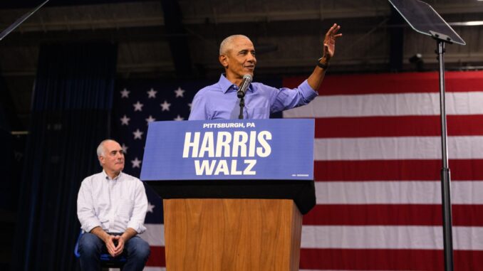 El expresidente estadounidense Barack Obama saluda a la gente en un evento de campaña para la vicepresidenta y candidata presidencial demócrata Kamala Harris en el Fitzgerald Field House de la Universidad de Pittsburgh en Pittsburgh, Pensilvania, EE. UU., el 10 de octubre de 2024. EFE/EPA/Justin Merriman
